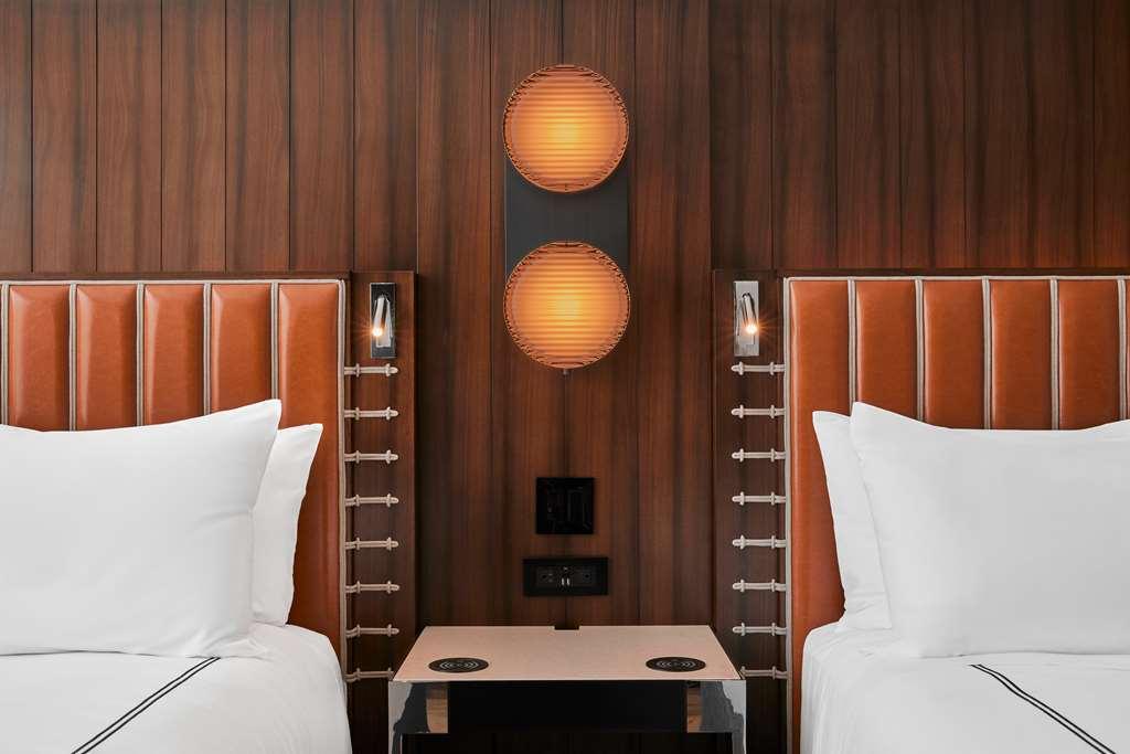 Hotel The Godfrey Curio Collection By Hilton *