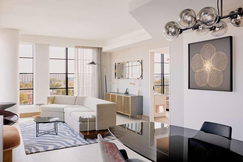 Hotel The Godfrey Curio Collection By Hilton *