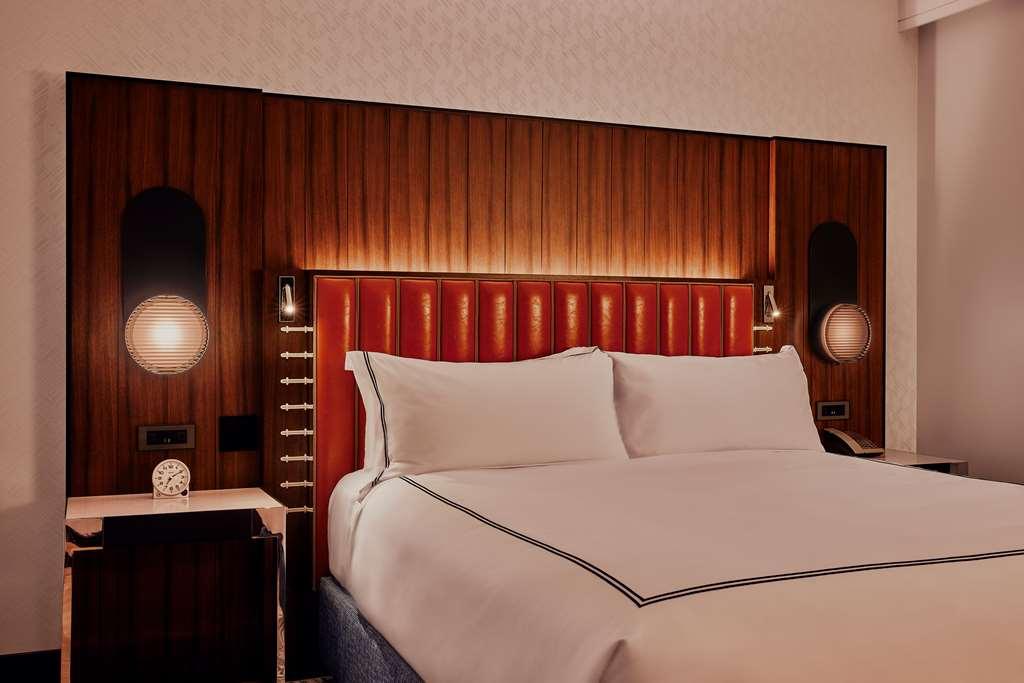 Hotel The Godfrey Curio Collection By Hilton *